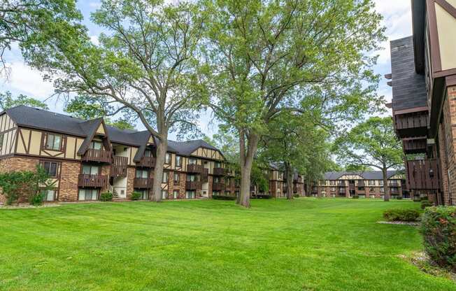 Courtyard With Green Space at Glen Oaks Apartments, Michigan, 49442