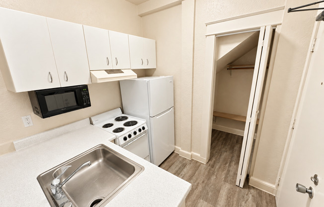 Studio, 1 bath, 233 sqft, $980, Unit 101