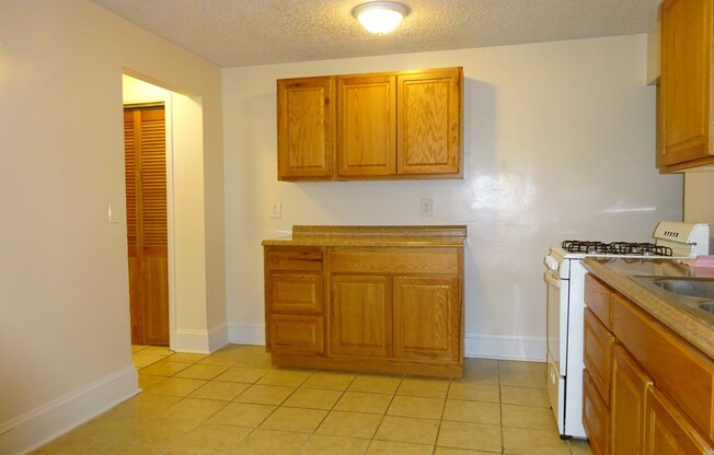 2 beds, 1 bath, 855 sqft, $1,200, Unit B2