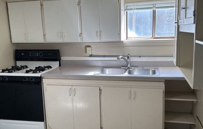 2 beds, 1 bath, $1,100, Unit 811Rio1