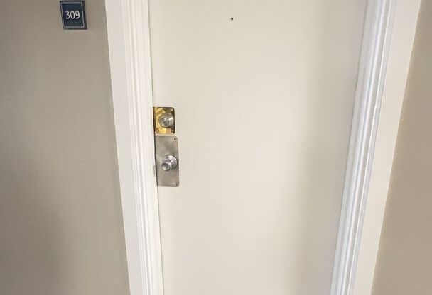 Flexible lease length at a great price! Secure this unit for 6, 12 or 18 months @ $1100/month!! Move In NOW