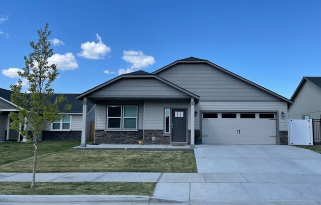 Beautiful 3 Bedroom Home in Moses Lake