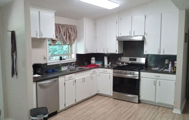 2 beds, 1 bath, $1,300