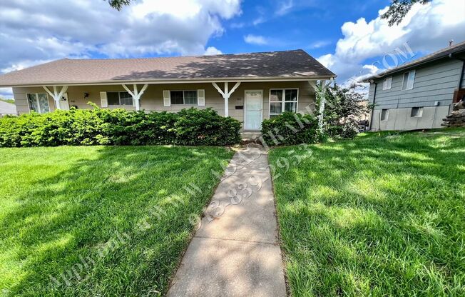 Awesome 2 Bedroom Duplex in Overland Park-Available NOW!!