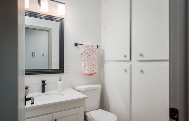 2 beds, 1 bath, 750 sqft, $1,295, Unit H9