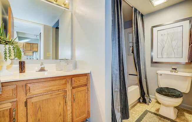Designer Bathroom Suites at Autumn Woods Apartments, Miamisburg, Ohio