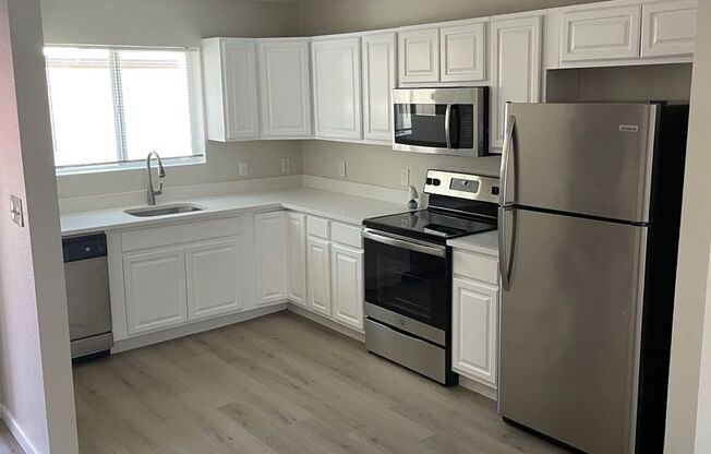 Newly Remodeled! 2 Bed 2 Bath Town-home in Central Phoenix!! Gated Comm  and Pool