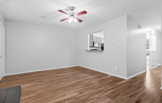 RIVER CROSSING TOWNHOME - 2BD -2.5BA - GREENBELT VIEW - WASHER/DRYER - RESERVED PARKING