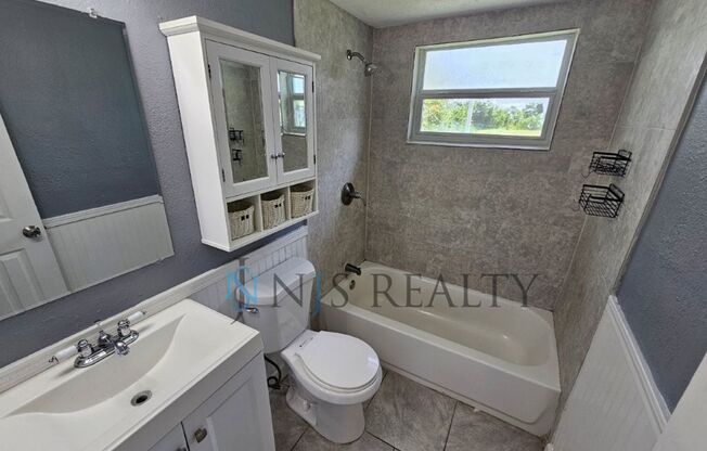 Gorgeous 3/1 1080sf with UPDATED kitchen, STAINLESS appliances, UPDATED bath and NEW FLOORS!!!