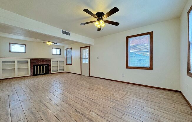 Central El Paso 3 bed with bonus office and storage!