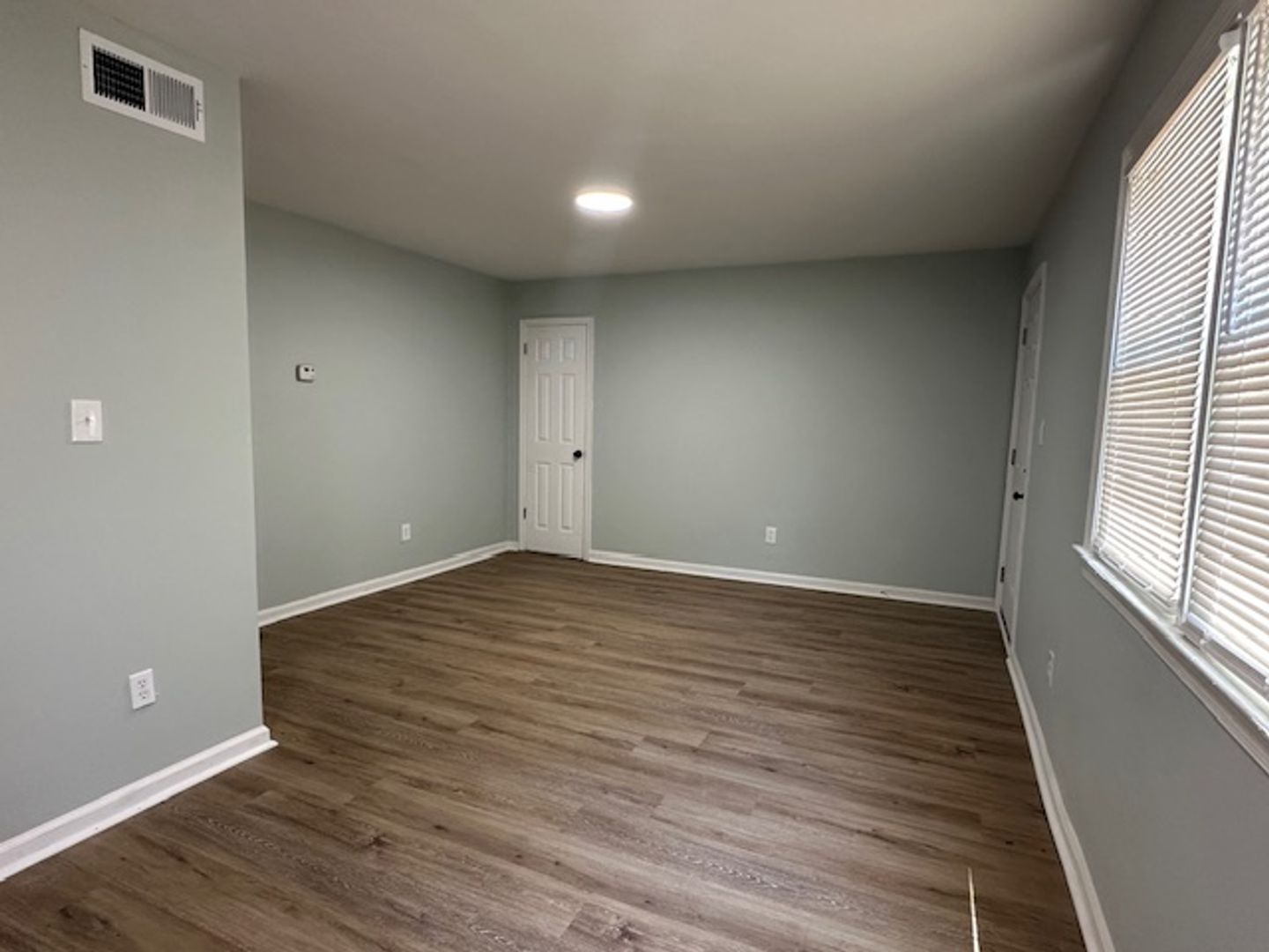 2 beds, 1 bath, 800 sqft, $1,175, Unit E1