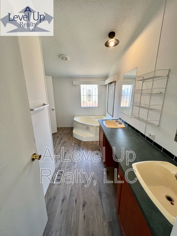 315 W LEE ST