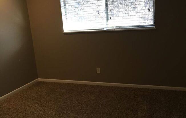 2 beds, 1 bath, 890 sqft, $975, Unit 4-40