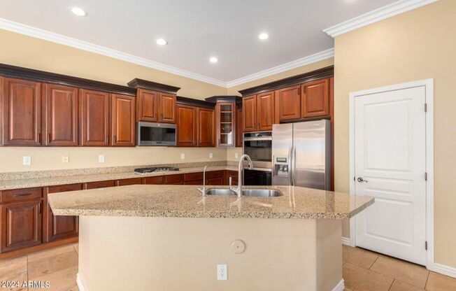 Beautiful 4 bedroom home in Glendale!! 3 car garage and RV Gate!