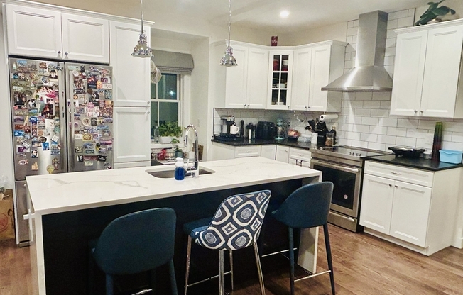 2 beds, 2.5 baths, 989 sqft, $3,400, Unit 6