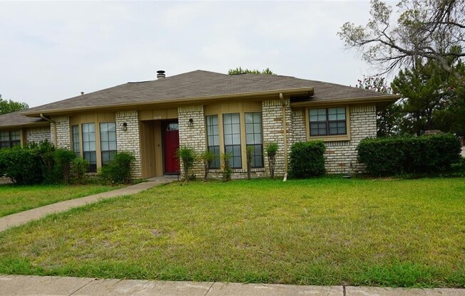 1018 FAIR OAKS DR