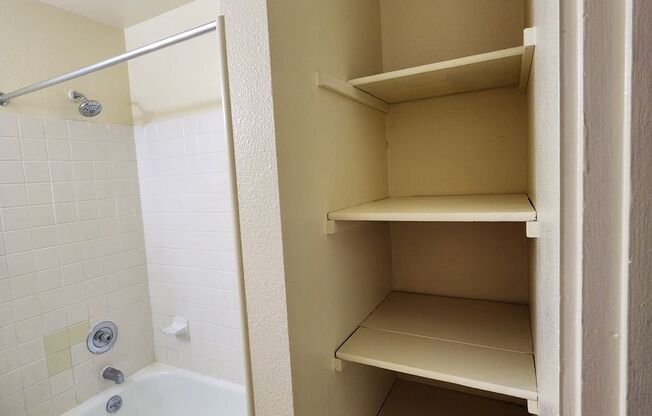 1 bed, 1 bath, 460 sqft, $1,150, Unit 216