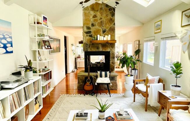 Stunning 4Bed 2bath House in Point Breeze! Available Furnished or not!