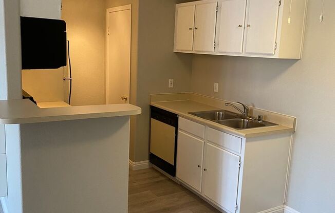 AMERICANA Property Mgmt - 1 bed Condo in Gated Community near The Strip