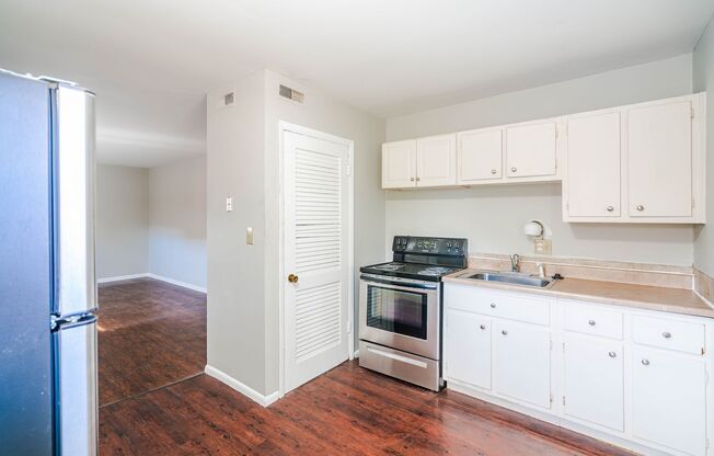 2 beds, 1 bath, $990, Unit 127M A