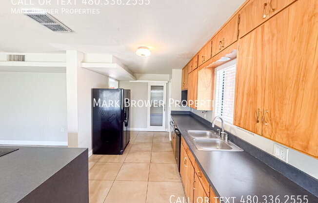 505 E LOMA VIS DR