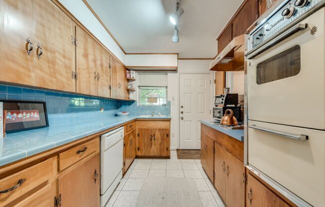 2 Bedroom, 1 Bath Duplex in Caruth Terrace!