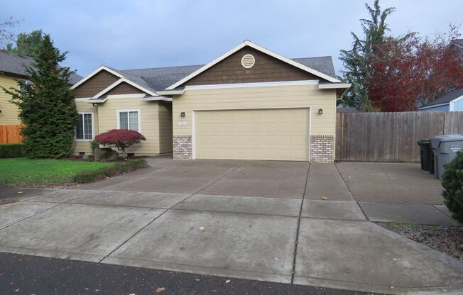 3 Bedroom Canby Ranch Style Home Available !!