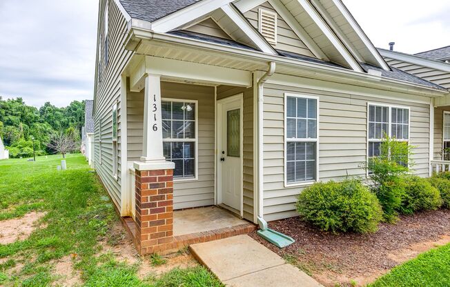Great 3 BEDROOM, END UNIT townhome in desirable Olde Towne!