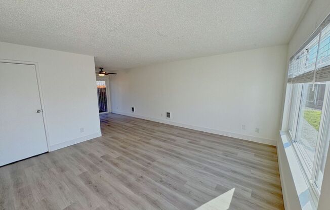 2 beds, 1 bath, 890 sqft, $1,595, Unit 16