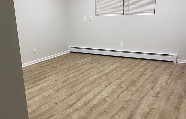 1 bed, 1 bath, 750 sqft, $1,695, Unit B03