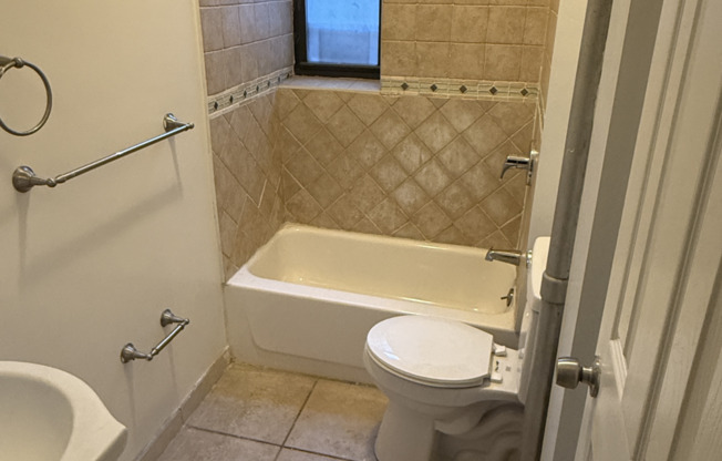 2 beds, 1 bath, $4,000, Unit 1D