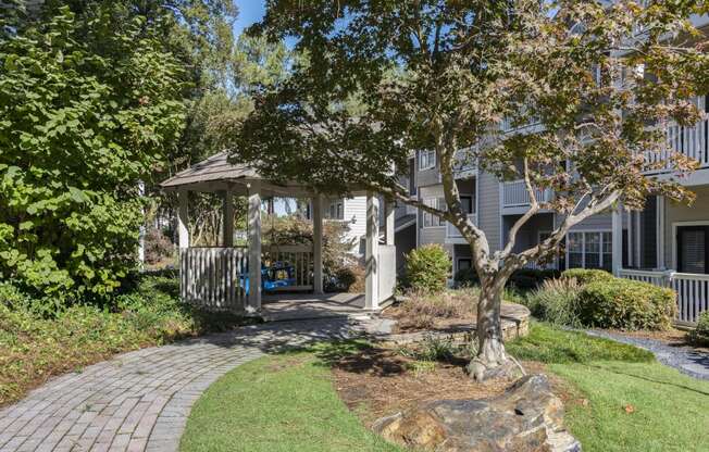 Gorgeous landscaping at Park Summit Apartments in Decatur, GA 30033