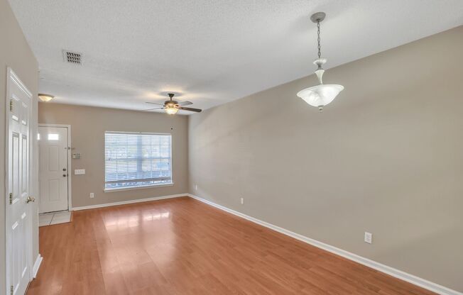 Great 2 bedroom/ 2 bathroom townhome 10 mins from the beach!