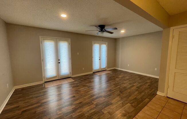 3 bed/1.5 bath townhome right off of I-49