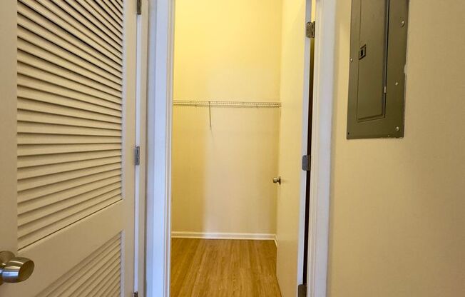 Studio, 1 bath, 899 sqft, $1,360, Unit 413 Unit 102