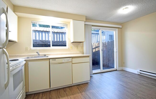 Spacious 2 BR Townhome in SW Portland! W/S/G is Included