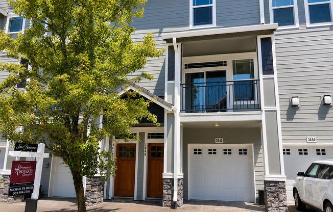 Beautiful Summerlinn Estates Three Level Condo with A/C, Gated Community! $500 Move In Incentive!