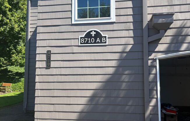 Charbonneau Area-  Spacious upstairs unit