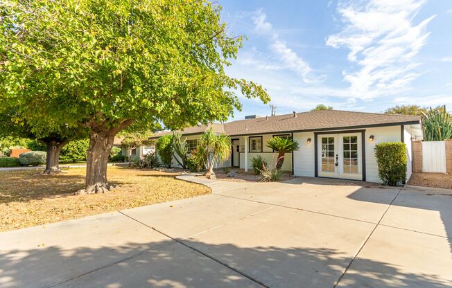 5 BED, 2 BATH HOME WITH POOL IN THE BROADMOR NEIGHBORHOOD, TEMPE!