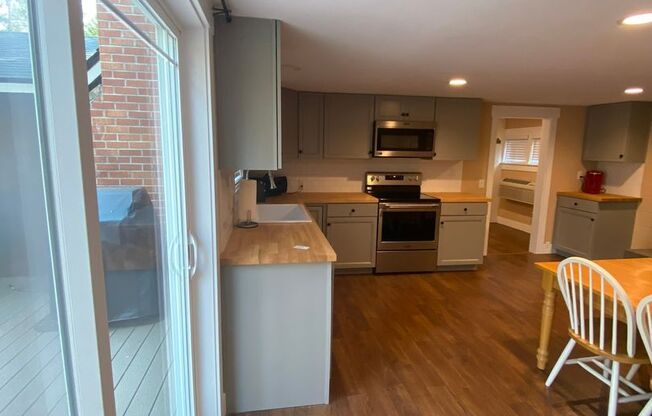 2 beds, 1 bath, $1,695