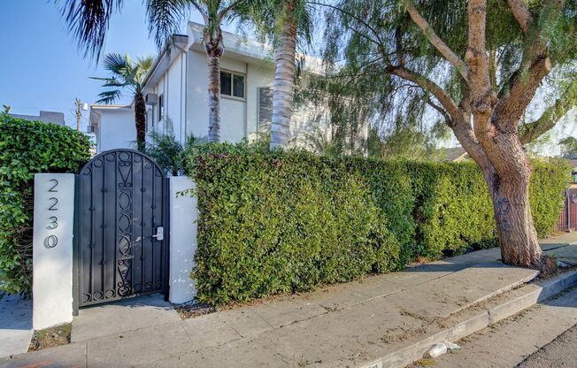 2230 S Redondo Blvd