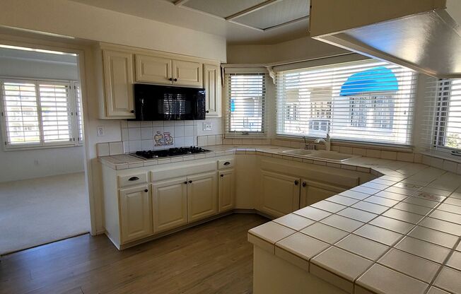 GATED Harbour Island Community 2+2 Condo