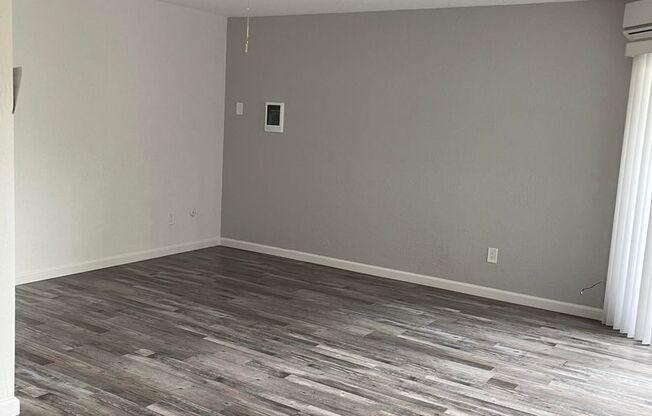 2 beds, 1 bath, 700 sqft, $2,395, Unit 75-43