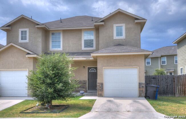 Adorable townhome with 3 bedrooms, 2.5 baths near Medical Center and Loop 410!