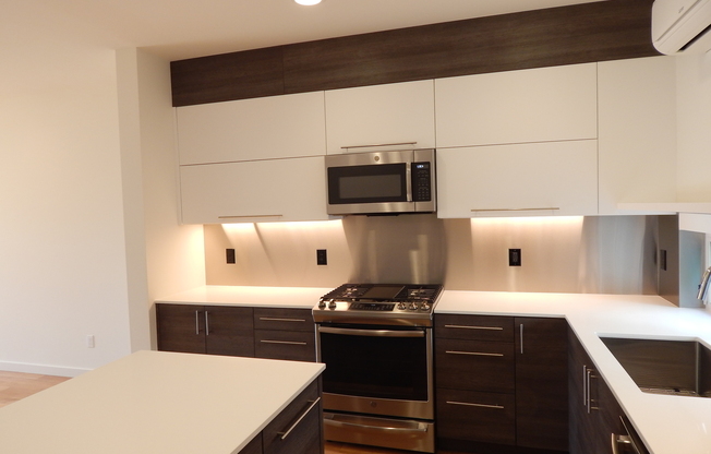 3 bd 2.5 bath Lower Queen Anne townhouse wtih 2 parking spaces.  Bedroom and Bathroom at 1st floor
