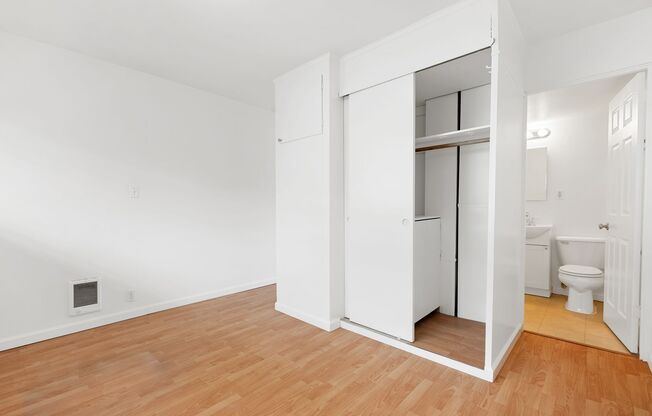 Studio, 1 bath, 355 sqft, $1,275, Unit 301