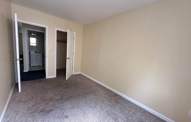 2000 MAPES AVE
