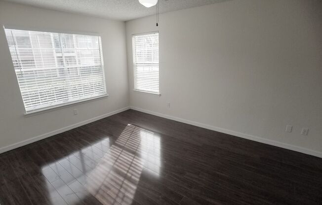 Beautiful 1/1 Wood Floor Condo With a Beautiful View x Rent close to UCF.