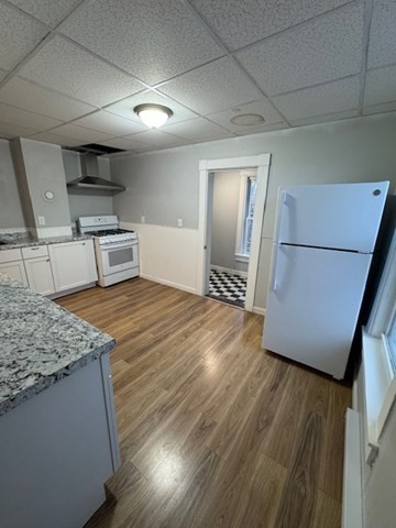 3 beds, 1 bath, 1,200 sqft, $2,600, Unit R