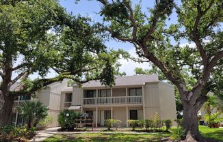 Annual UNfurnished renovated ground floor 2/2 condo downtown Sarasota